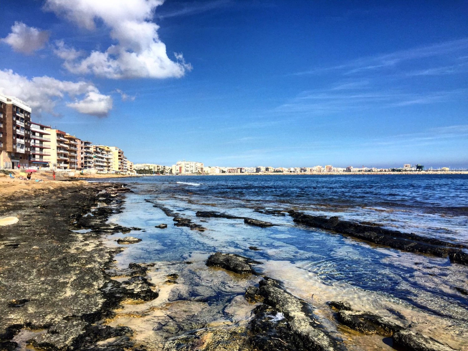 Apartamento en planta baja de 2 dormitorios, 1 baño y con piscina comunitaria.