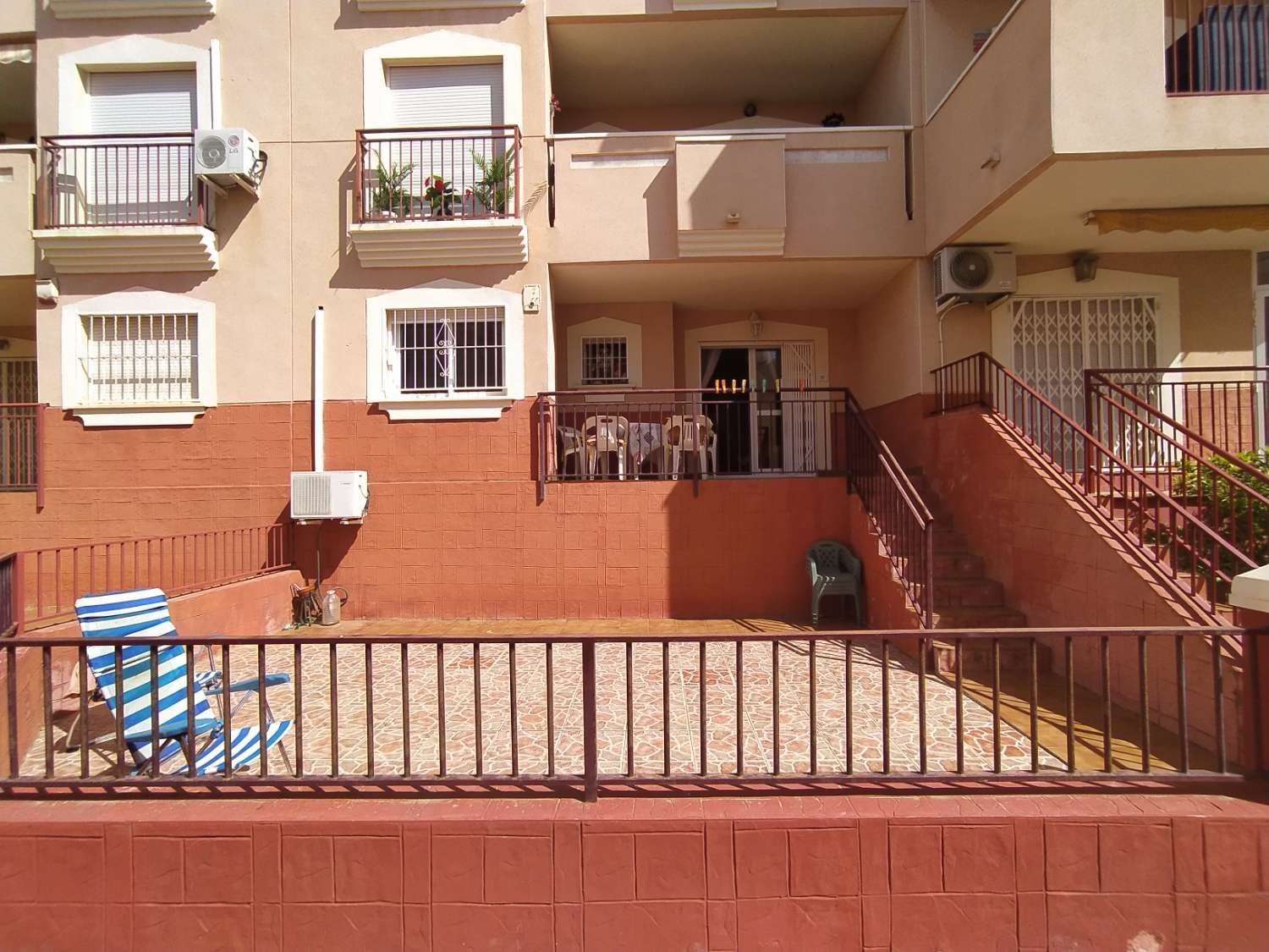 Apartamento en planta baja de 2 dormitorios, 1 baño y con piscina comunitaria.