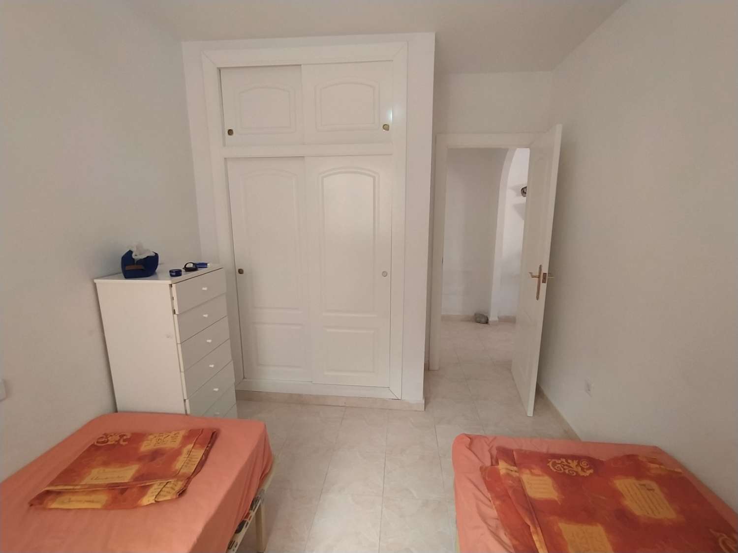 Apartamento en planta baja de 2 dormitorios, 1 baño y con piscina comunitaria.