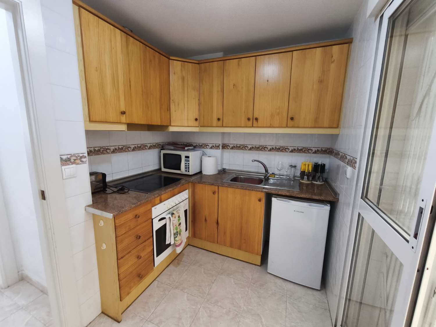 Apartamento en planta baja de 2 dormitorios, 1 baño y con piscina comunitaria.