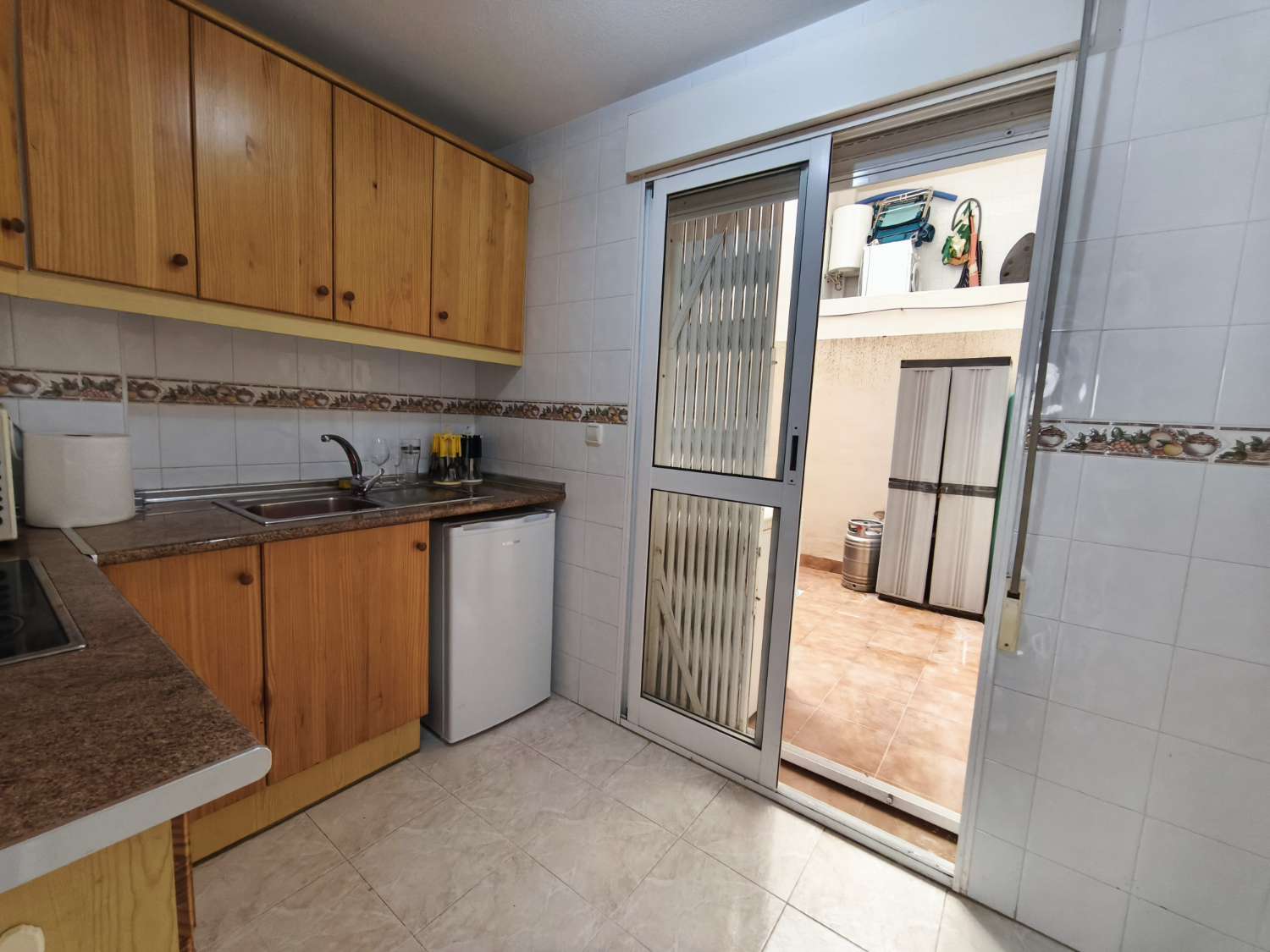 Apartamento en planta baja de 2 dormitorios, 1 baño y con piscina comunitaria.