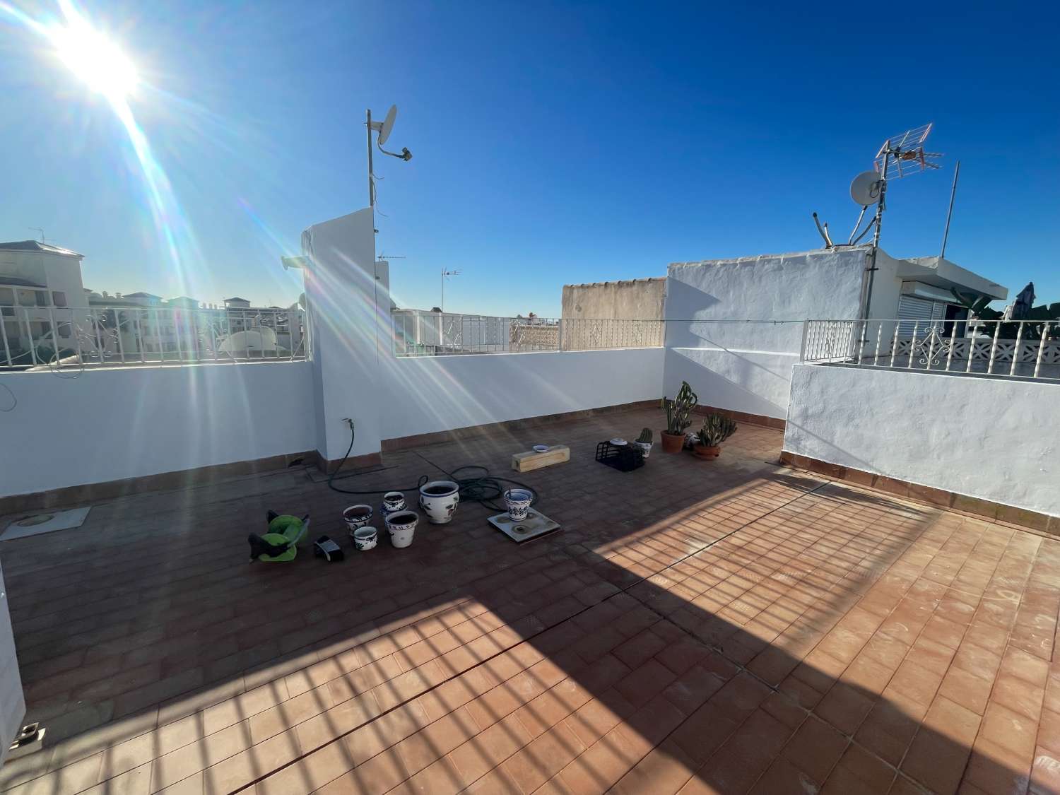 Appartement au dernier étage avec 2 chambres et 1 salle de bain en face de la piscine commune.