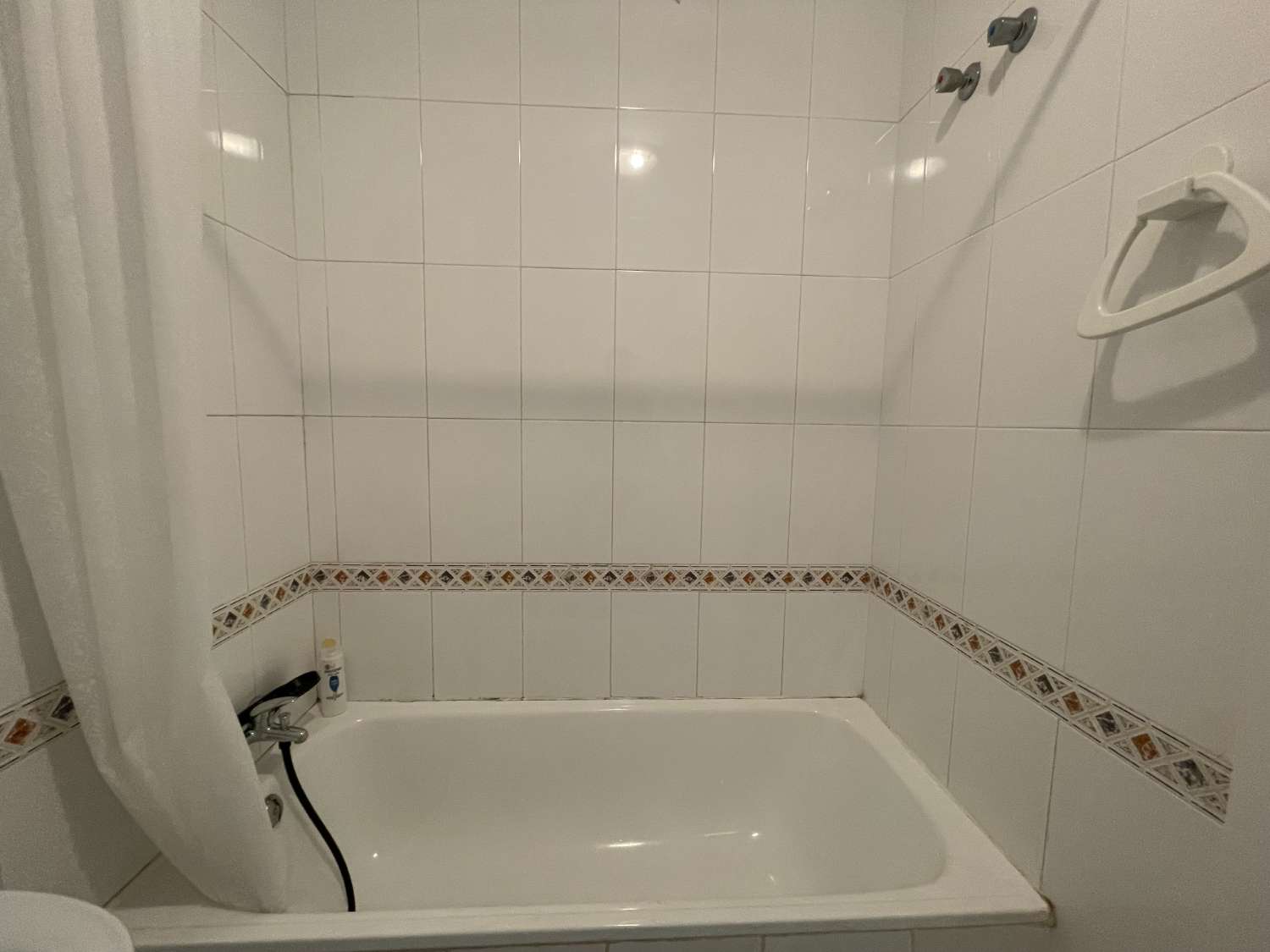 Appartement au dernier étage avec 2 chambres et 1 salle de bain en face de la piscine commune.