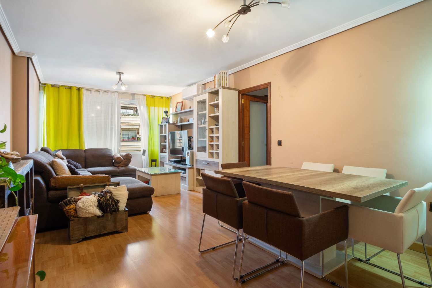 Beautifully renovated apartment with 3 bedrooms and 2 bathrooms