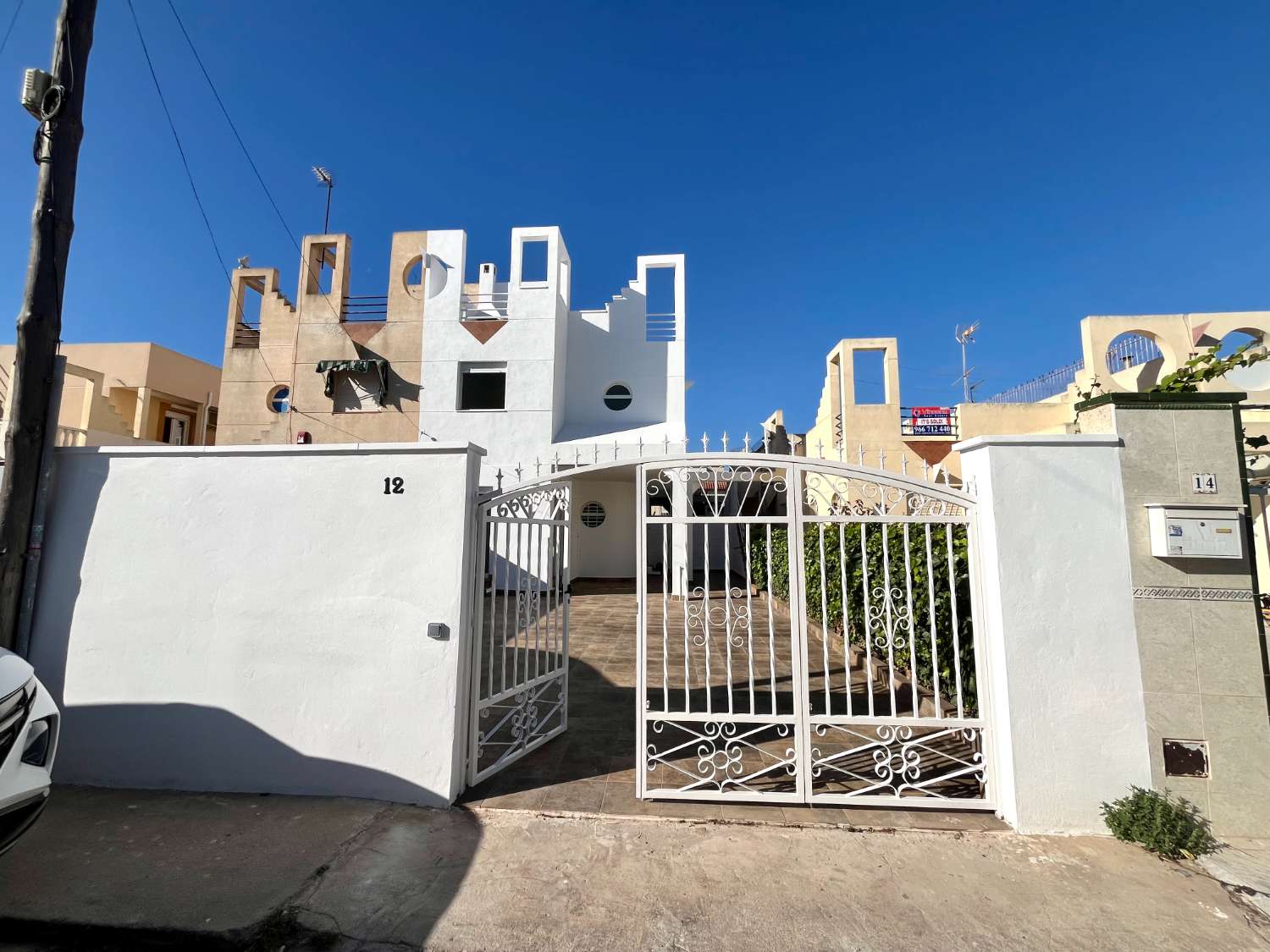 Volledig gerenoveerde duplex 3 slaapkamers, 1 badkamer met solarium