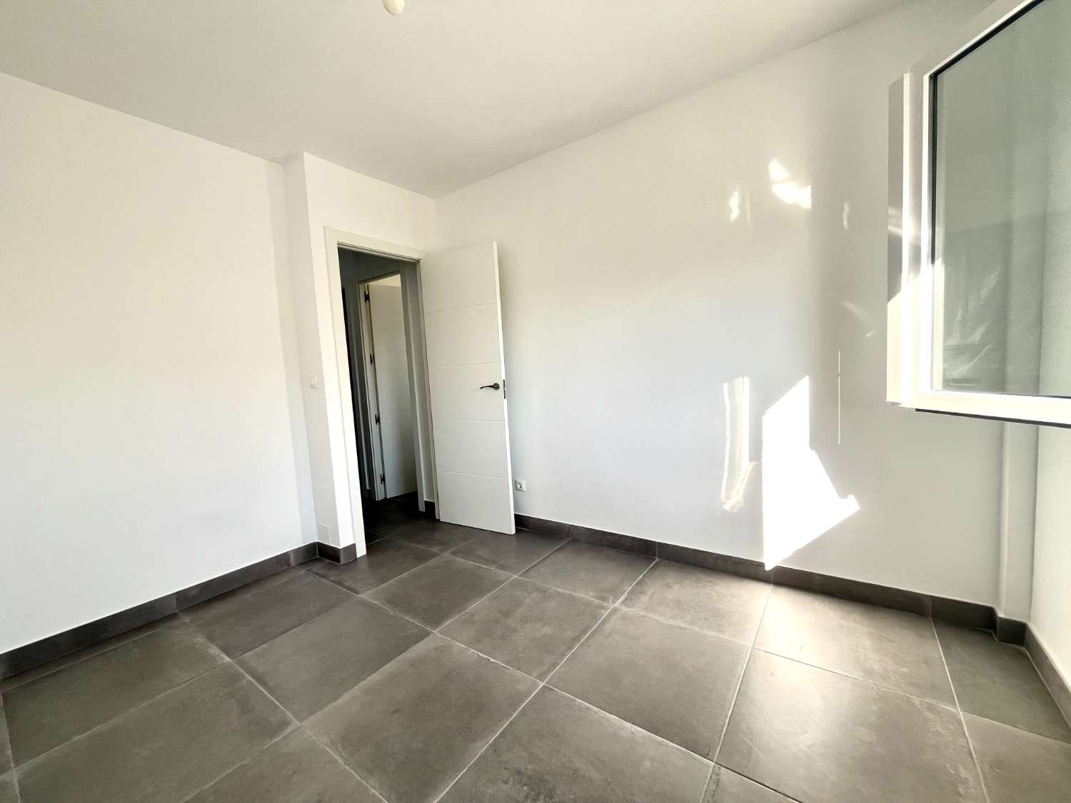 Komplett renovierte Maisonette mit 3 Schlafzimmern, 1 Badezimmer mit Solarium