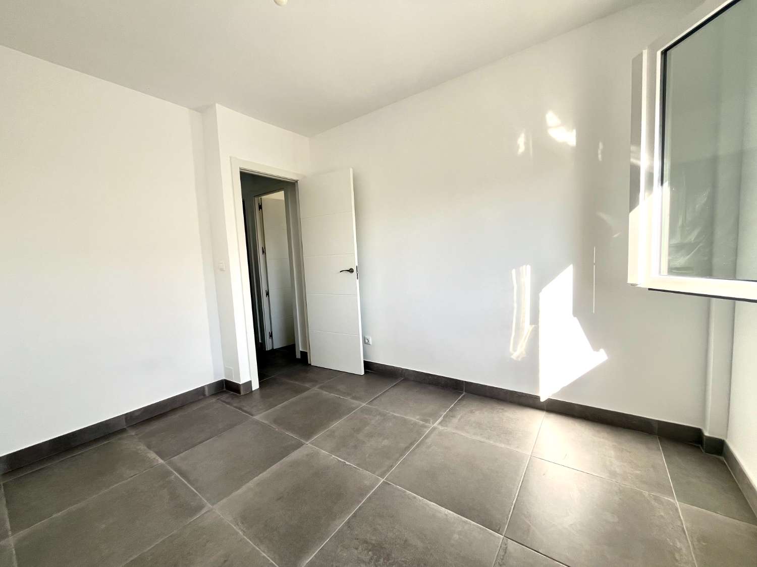 Volledig gerenoveerde duplex 3 slaapkamers, 1 badkamer met solarium