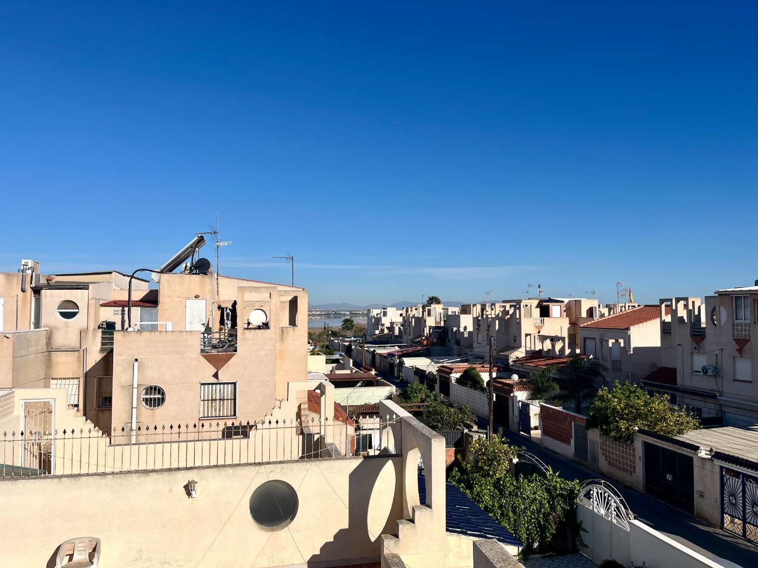 Duplex complètement rénové 3 chambres, 1 Salle de bain avec solarium