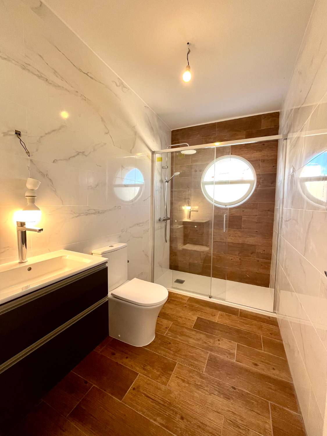 Duplex complètement rénové 3 chambres, 1 Salle de bain avec solarium