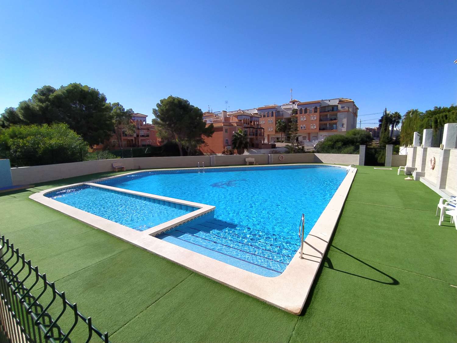 Bel appartement de 2 chambres et 1 salle de bain avec piscine commune à Playa Flamenca.