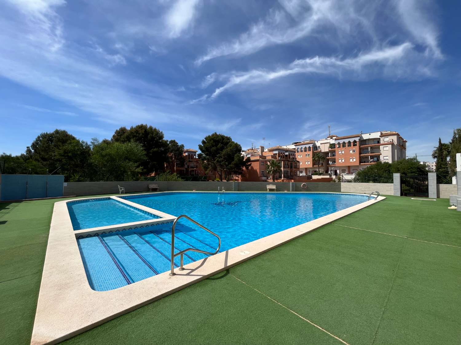 apartamento de 2 dormitorios y 1 baño con piscina comunitaria en Playa Flamenca.