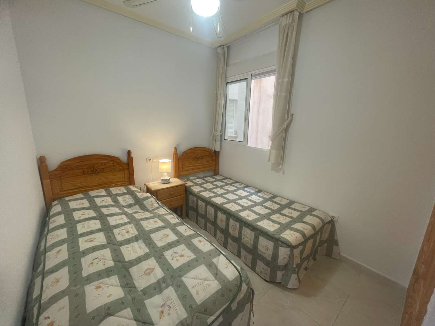 apartamento de 2 dormitorios y 1 baño con piscina comunitaria en Playa Flamenca.