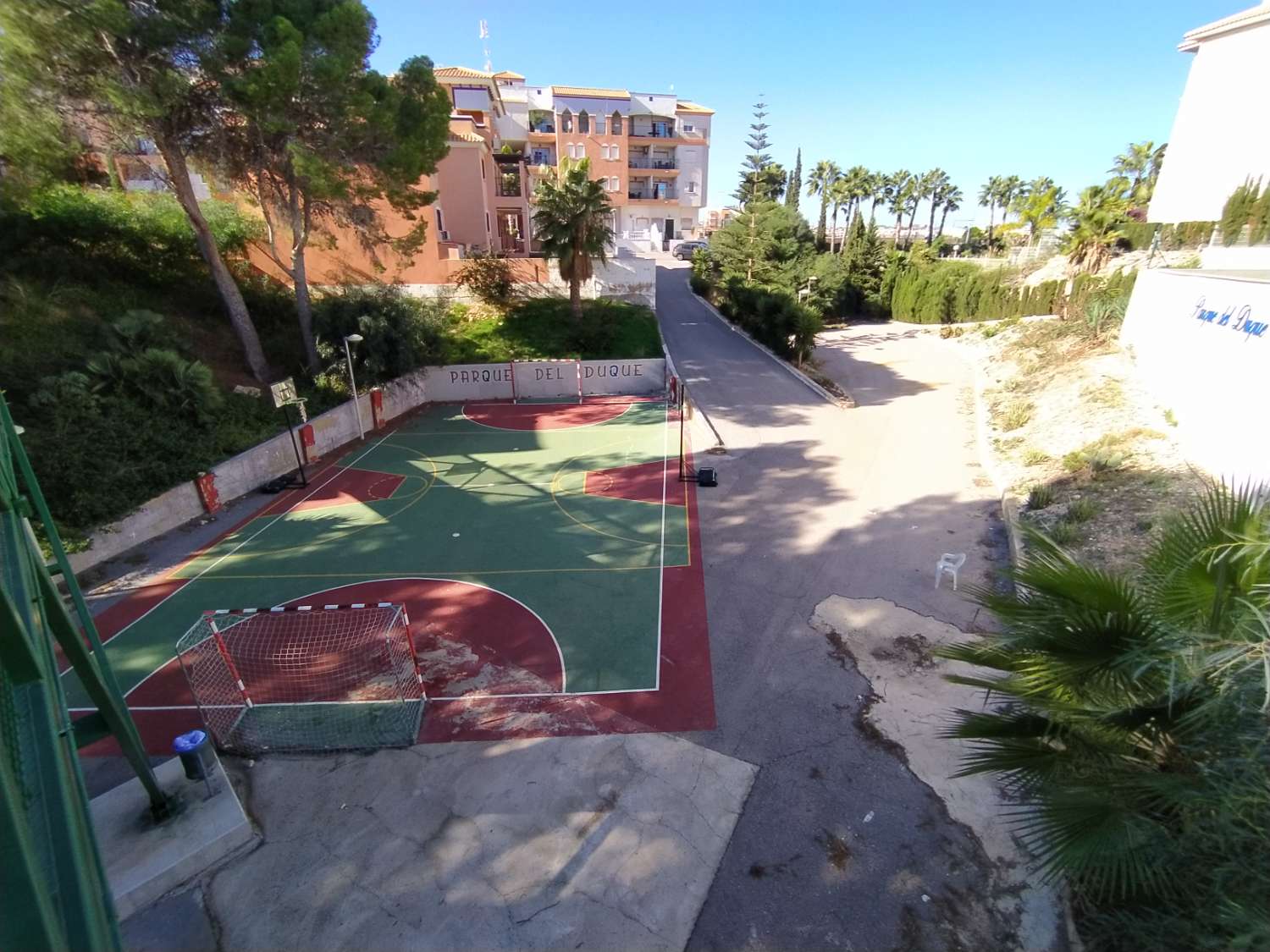 Bel appartement de 2 chambres et 1 salle de bain avec piscine commune à Playa Flamenca.