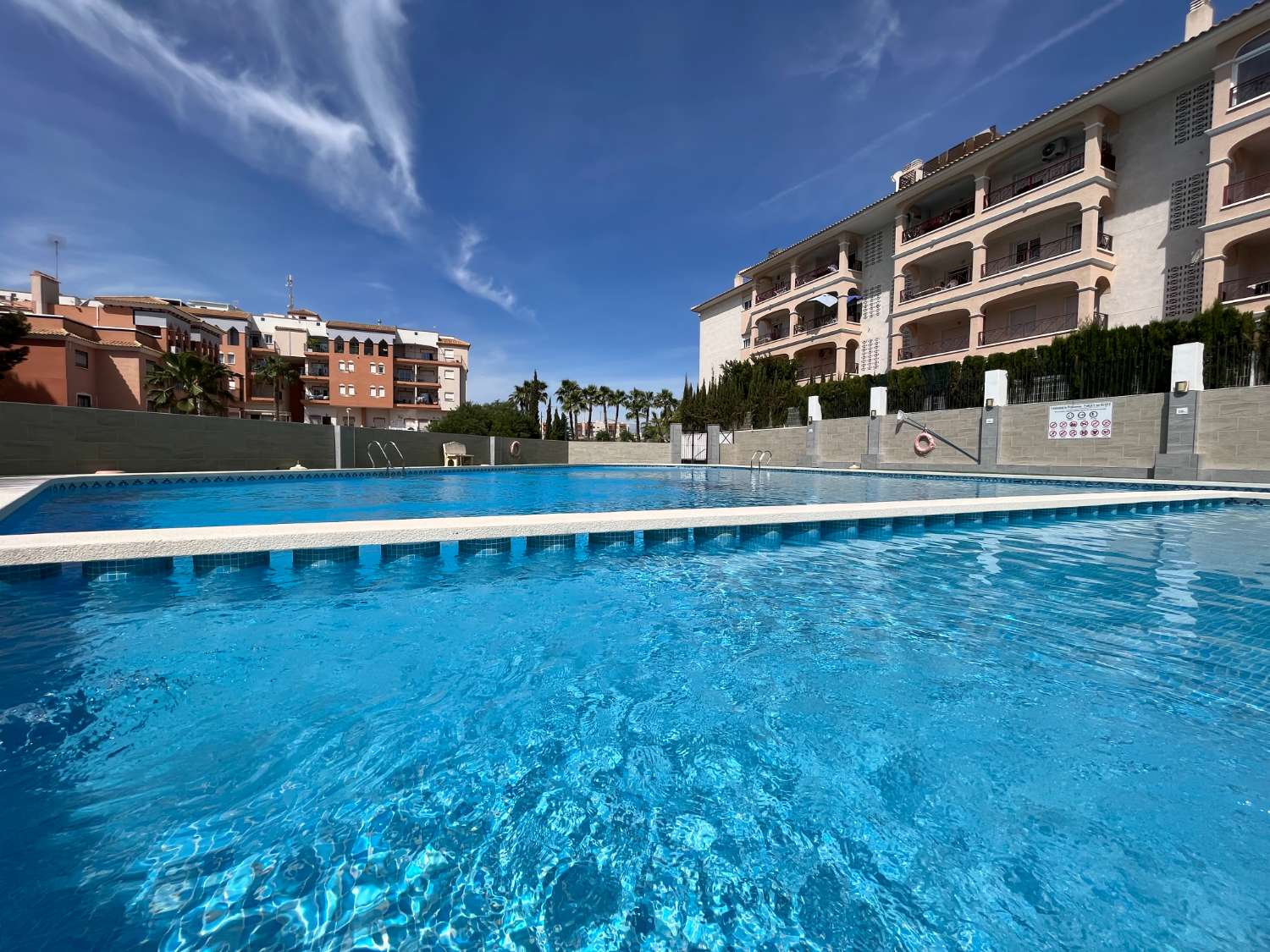 apartamento de 2 dormitorios y 1 baño con piscina comunitaria en Playa Flamenca.