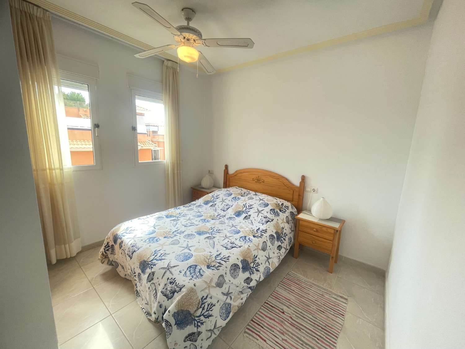 apartamento de 2 dormitorios y 1 baño con piscina comunitaria en Playa Flamenca.