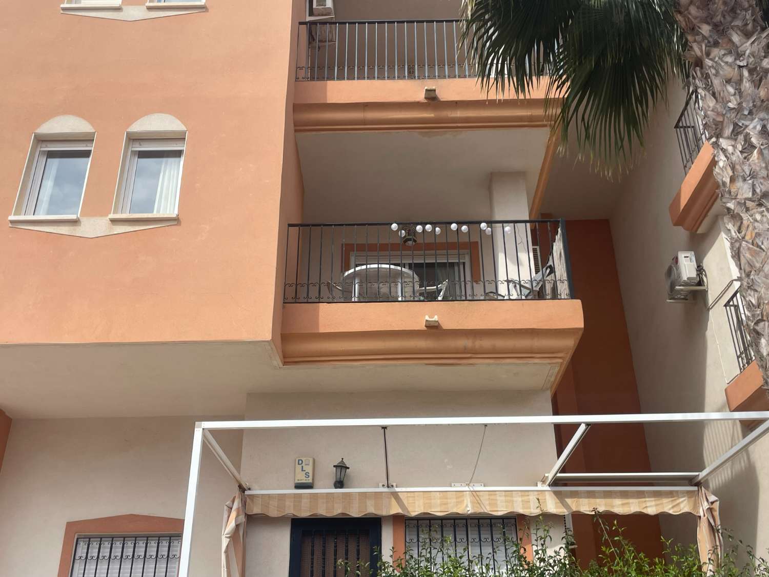 Nice 2 bedroom, 1 bathroom apartment with communal pool in Playa Flamenca.