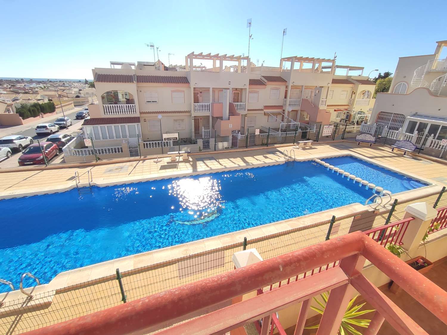 appartement au rez-de-chaussée à La Florida avec 2 chambres, 1 salle de bain et piscine commune.