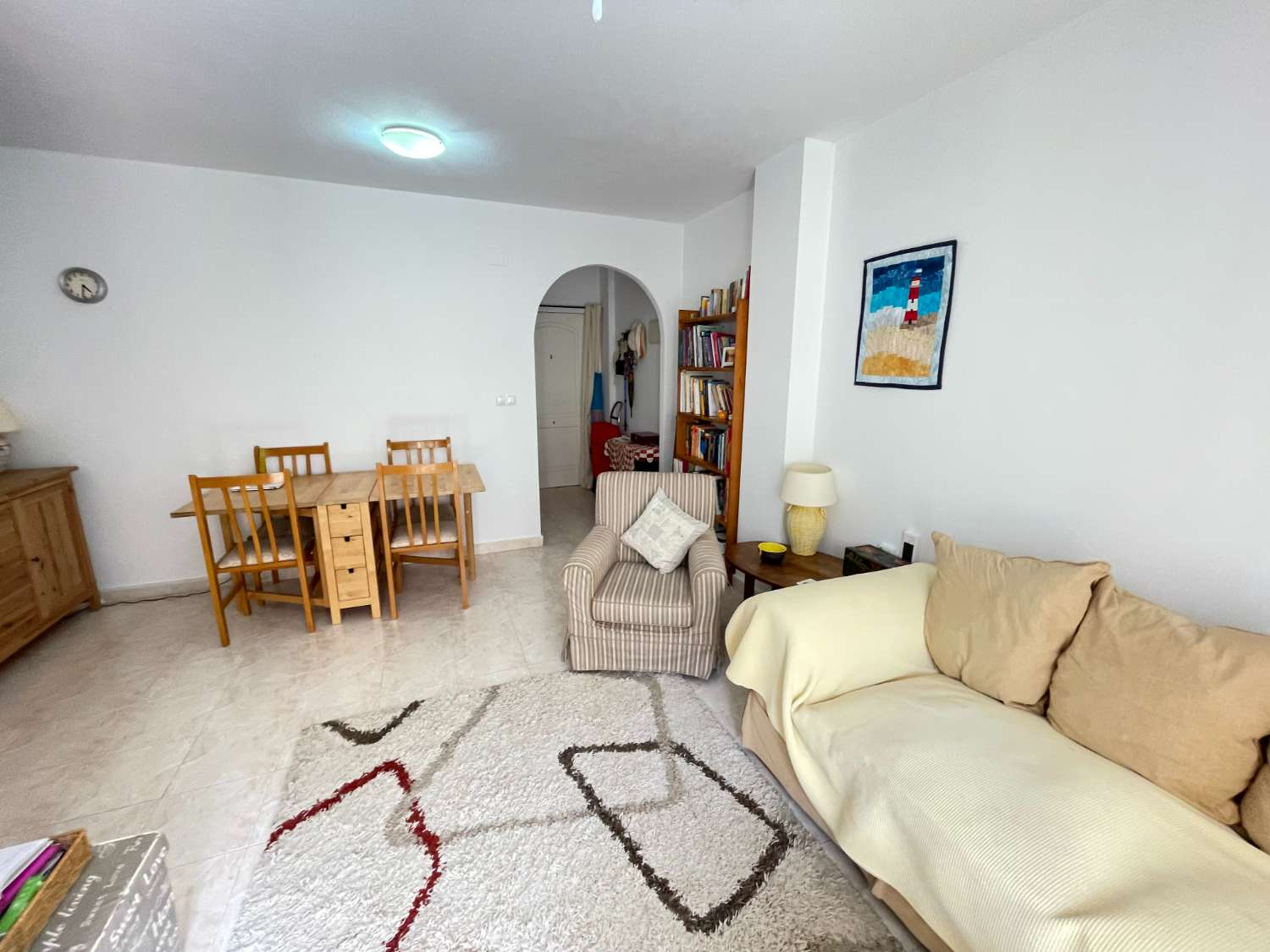 appartement au rez-de-chaussée à La Florida avec 2 chambres, 1 salle de bain et piscine commune.