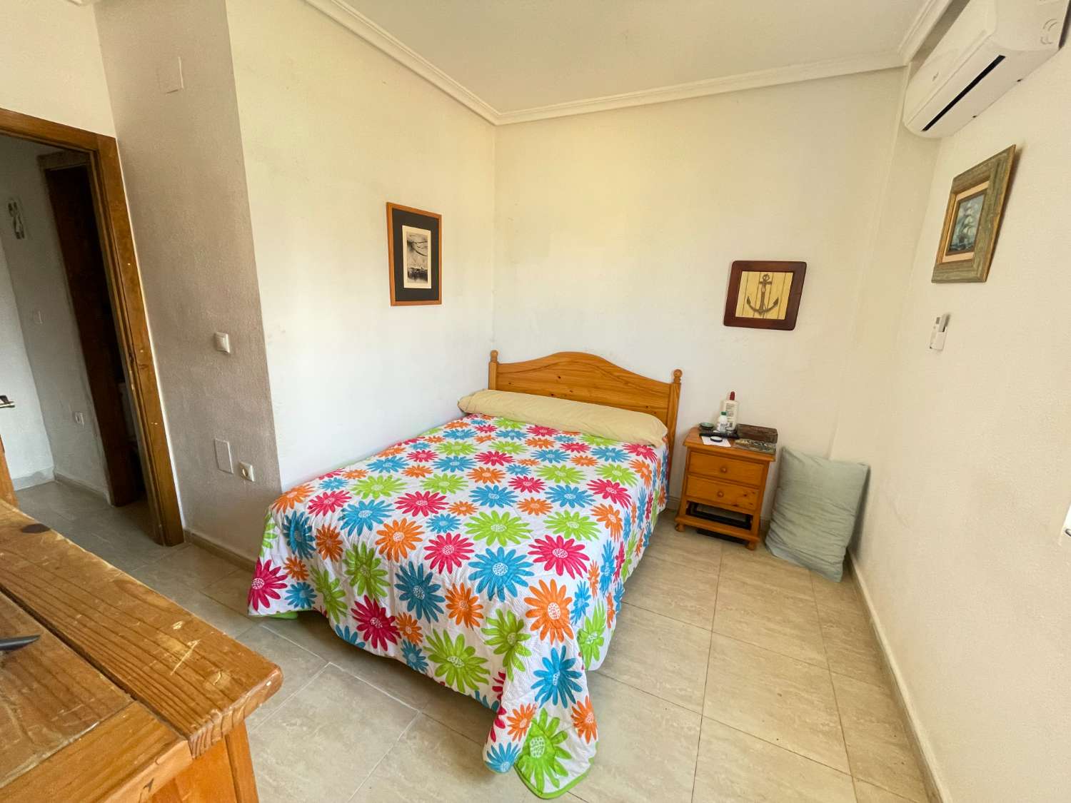 Apartamento en planta baja de 2 dormitorios y piscina comunitaria.