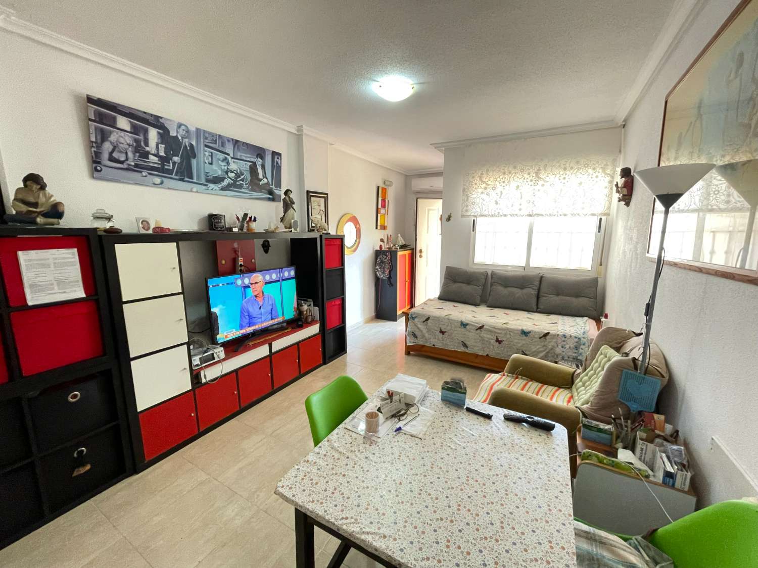 Apartamento en planta baja de 2 dormitorios y piscina comunitaria.