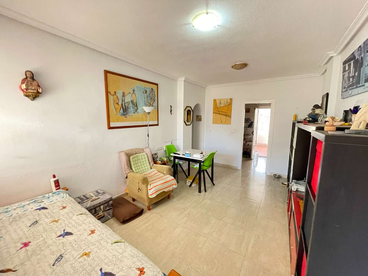 Appartement au rez-de-chaussée avec 2 chambres et piscine commune.