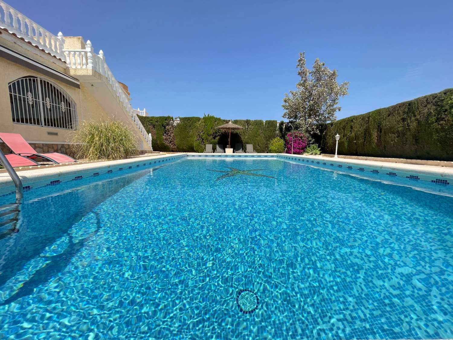 C-1107 Villa indépendante à La Florida avec 4 chambres et une piscine privée.