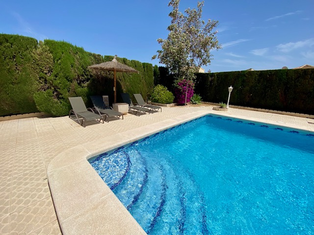 C-1107 Villa indépendante à La Florida avec 4 chambres et une piscine privée.