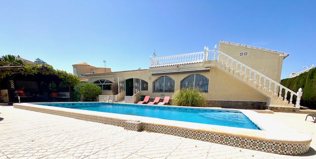 C-1107 Villa indépendante à La Florida avec 4 chambres et une piscine privée.