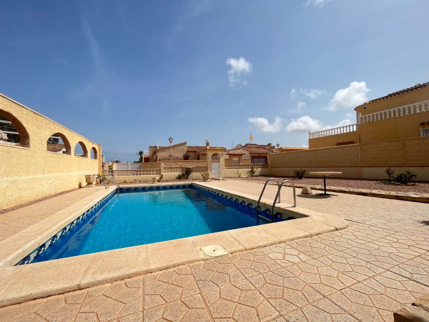 Preciosa Villa independiente con piscina privada y garaje doble