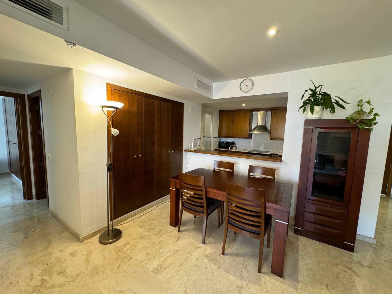 Apartamento de 2 dormitorios y 2 baños ubicado en la hermosa zona de Punta Prima