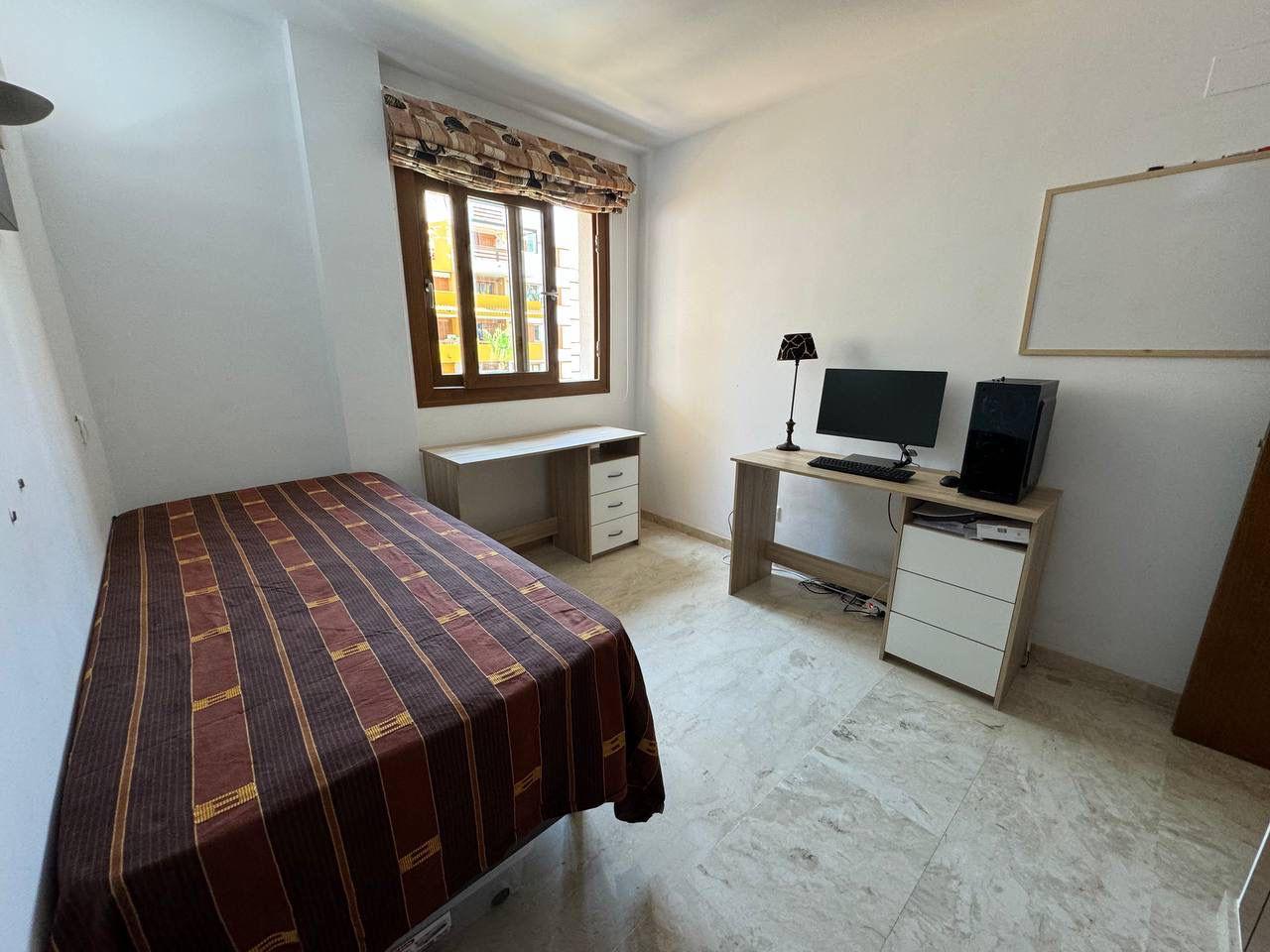 Appartamento con 2 camere da letto e 2 bagni situato nella splendida zona di Punta Prima