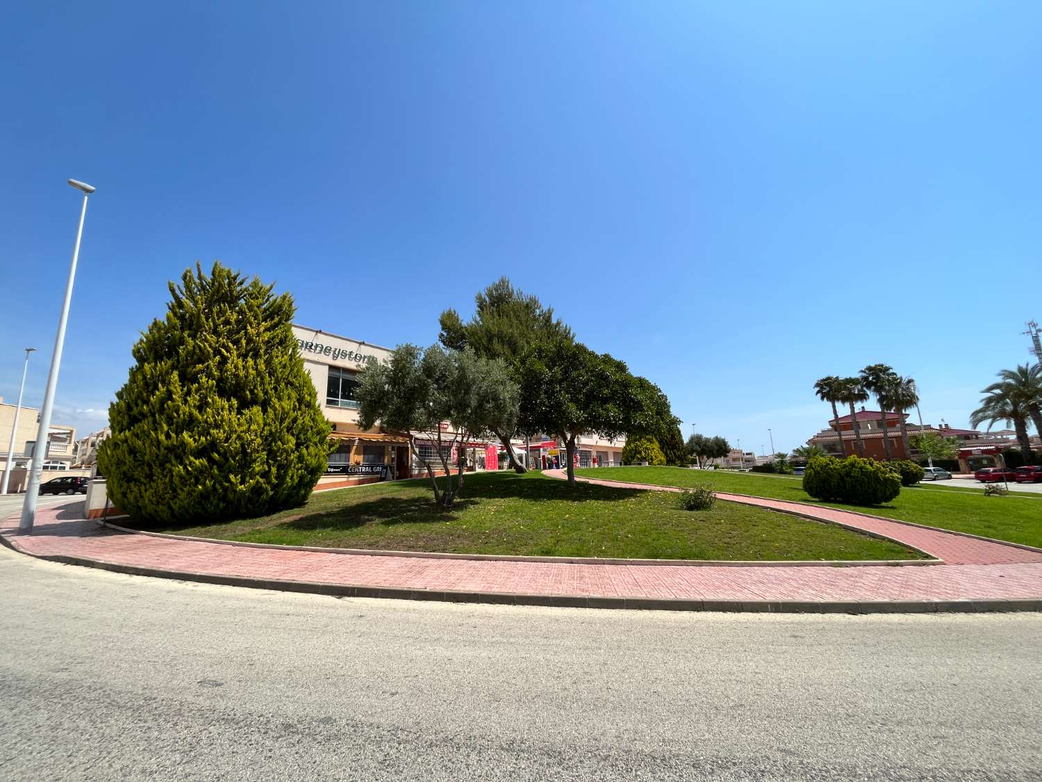 Appartement de 3 chambres au rez-de-chaussée avec piscine commune