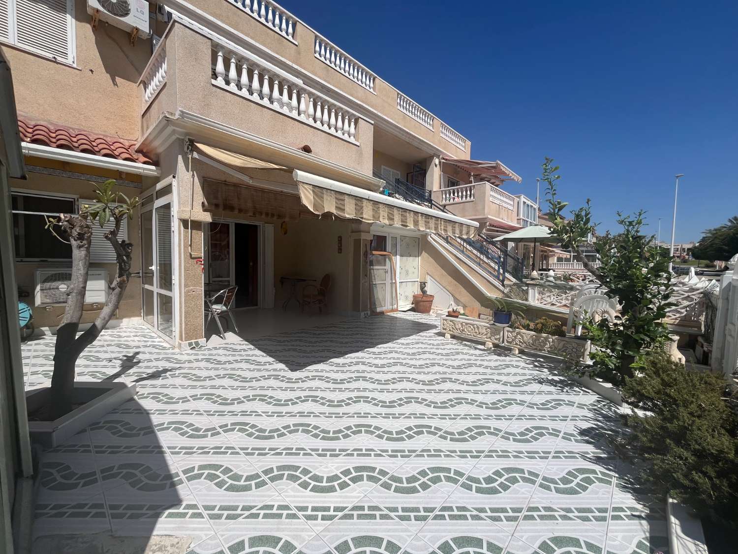 Appartement de 3 chambres au rez-de-chaussée avec piscine commune