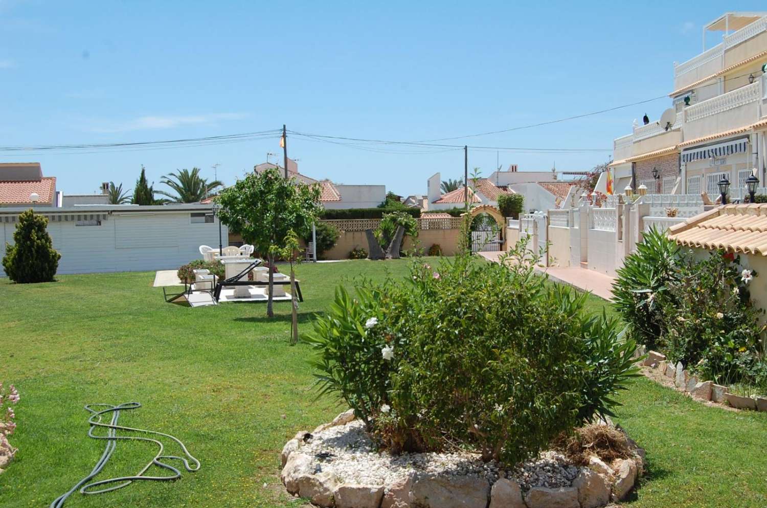 Bungalow en 1 planta en comunidad cerrada con 2 dormitorios