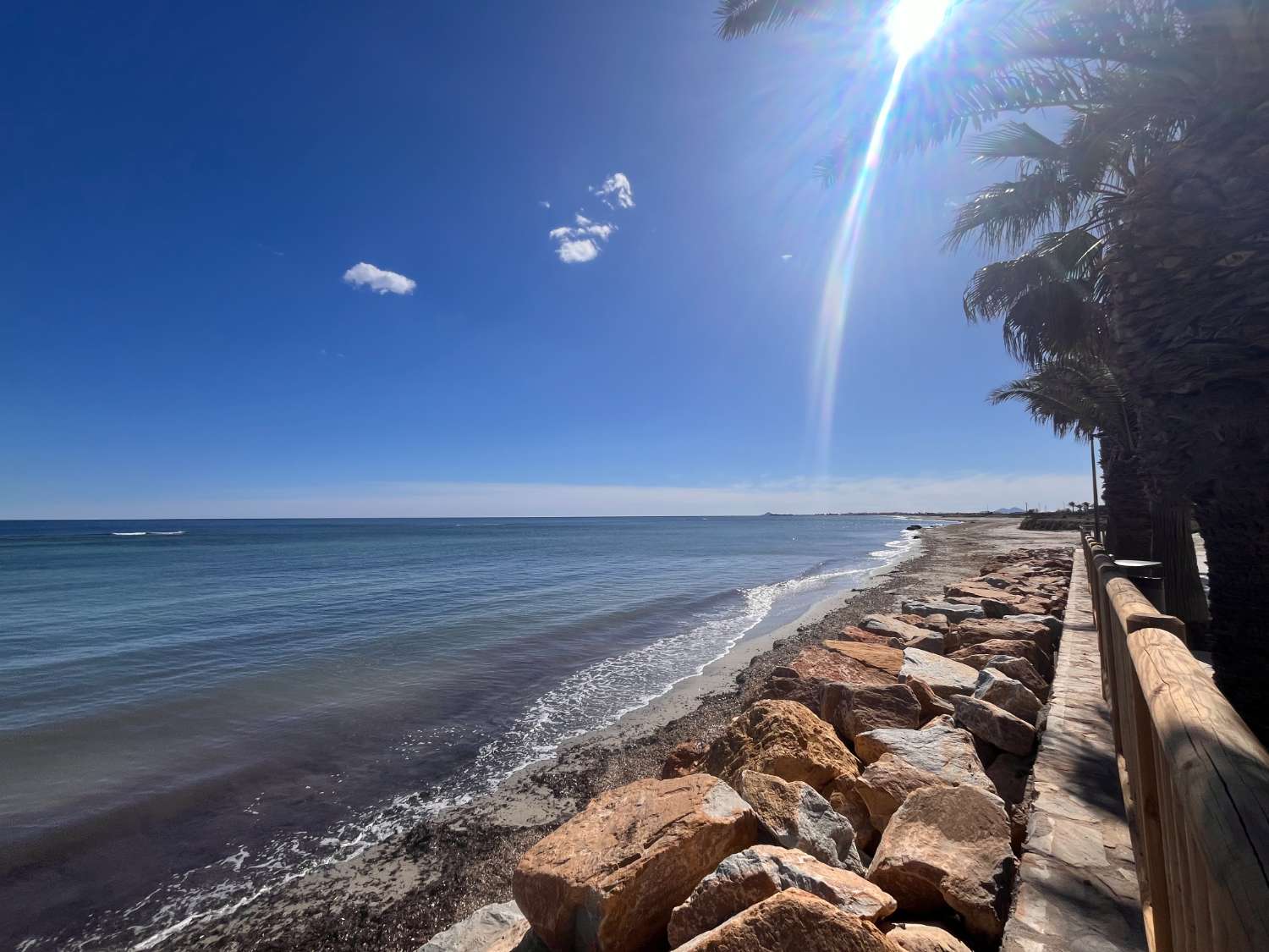 ático de 2 dormitorios con vistas al mar y a 250M de la playa!