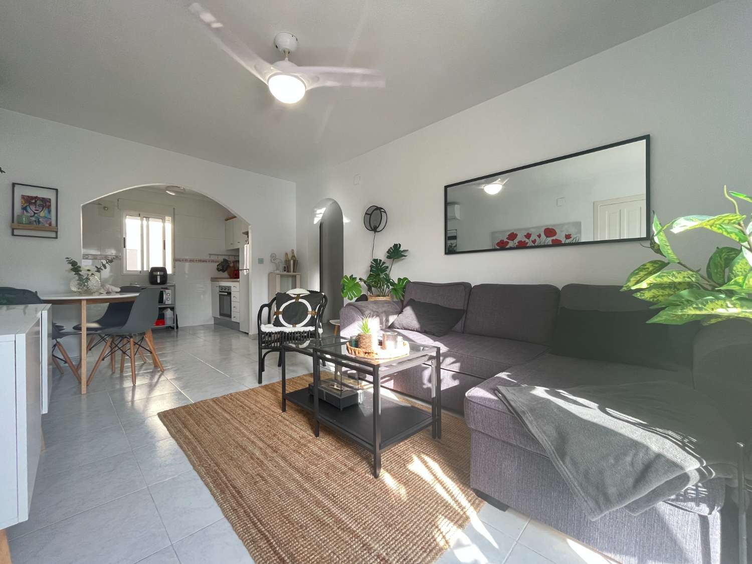 Bel appartement de 2 chambres avec solarium privé au dernier étage à La Florida avec piscine commune