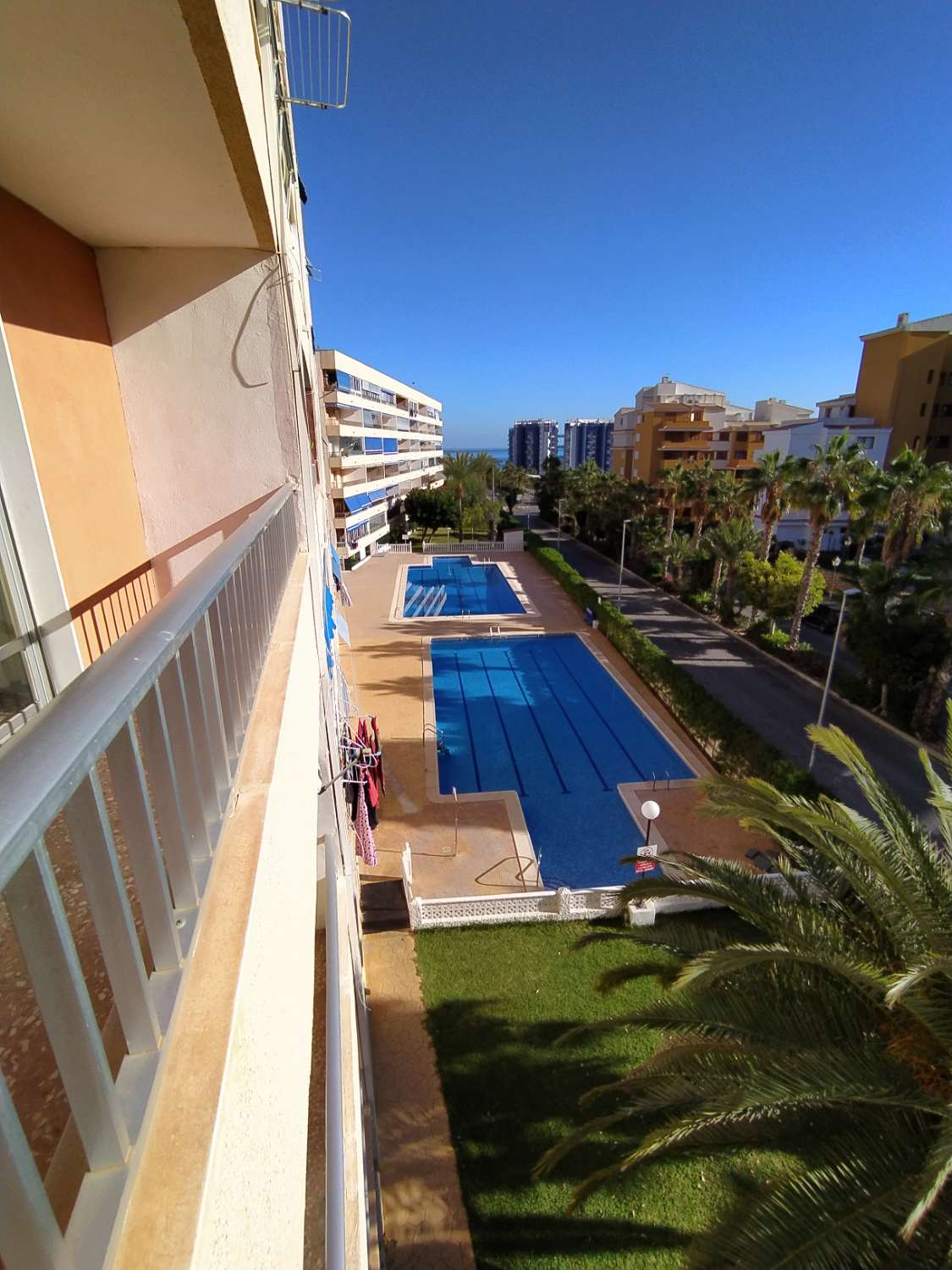 Apartamento reformado de 3 dormitorios y 2 baños a 250 m de la playa