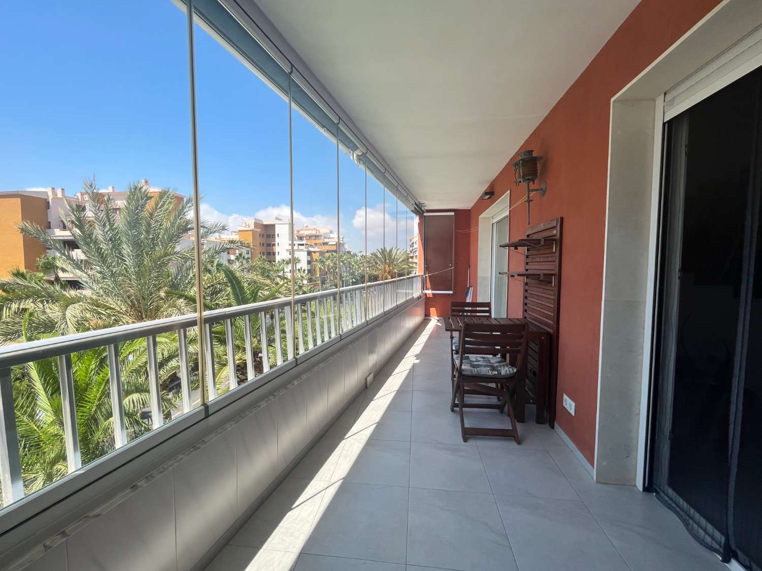 Renovated apartment with 3 bedrooms and 2 bathrooms 250 m from the beach