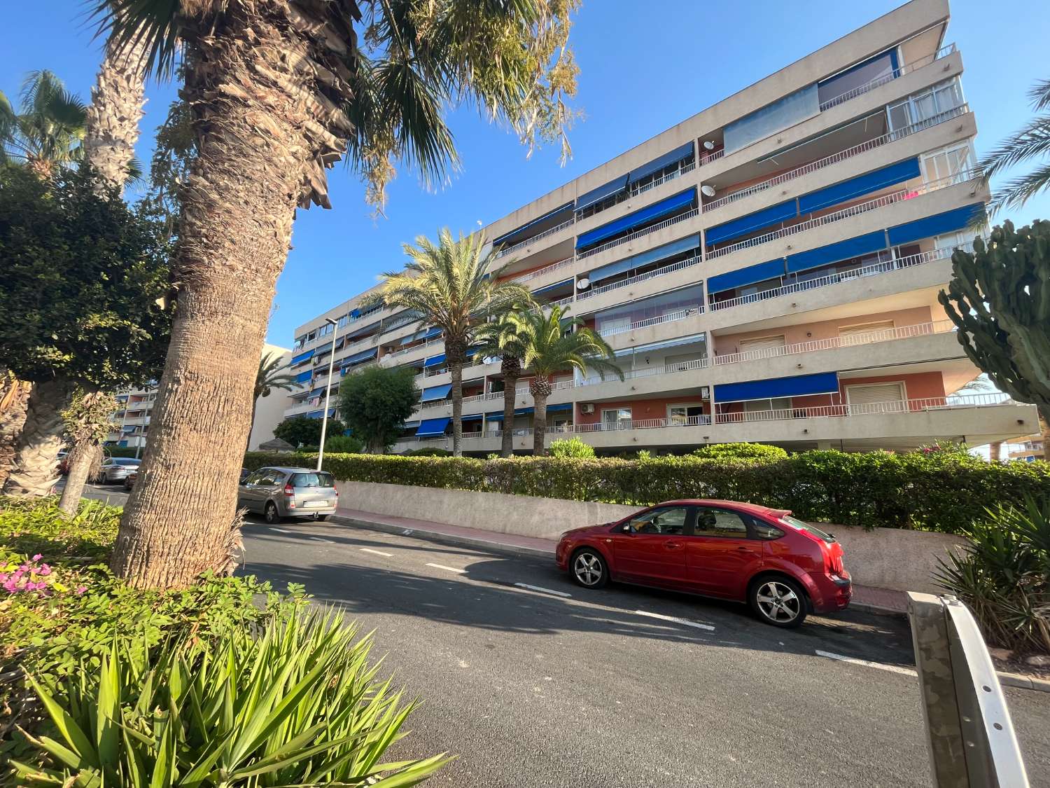 Gerenoveerd appartement met 3 slaapkamers en 2 badkamers op 250 m van het strand