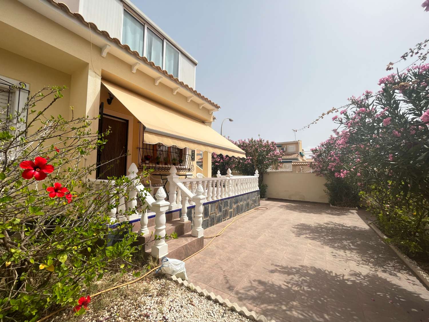 Casa de esquina de 3 dormitorios con espacioso jardín