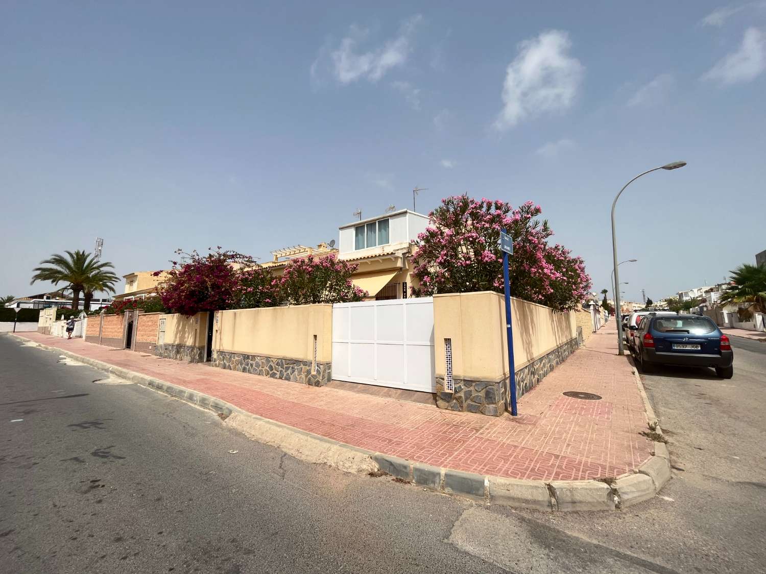 Maison d’angle de 3 chambres avec jardin spacieux