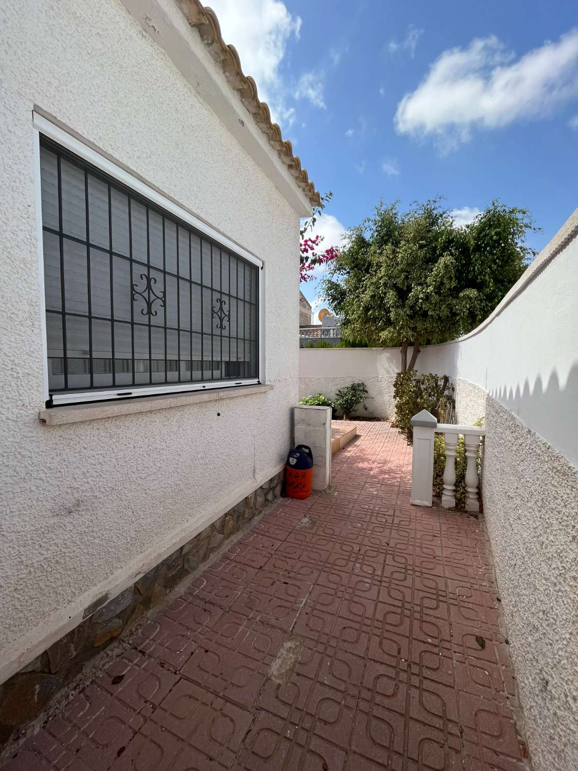 Bungalow de 2 dormitorios con piscina comunitaria en La Florida.