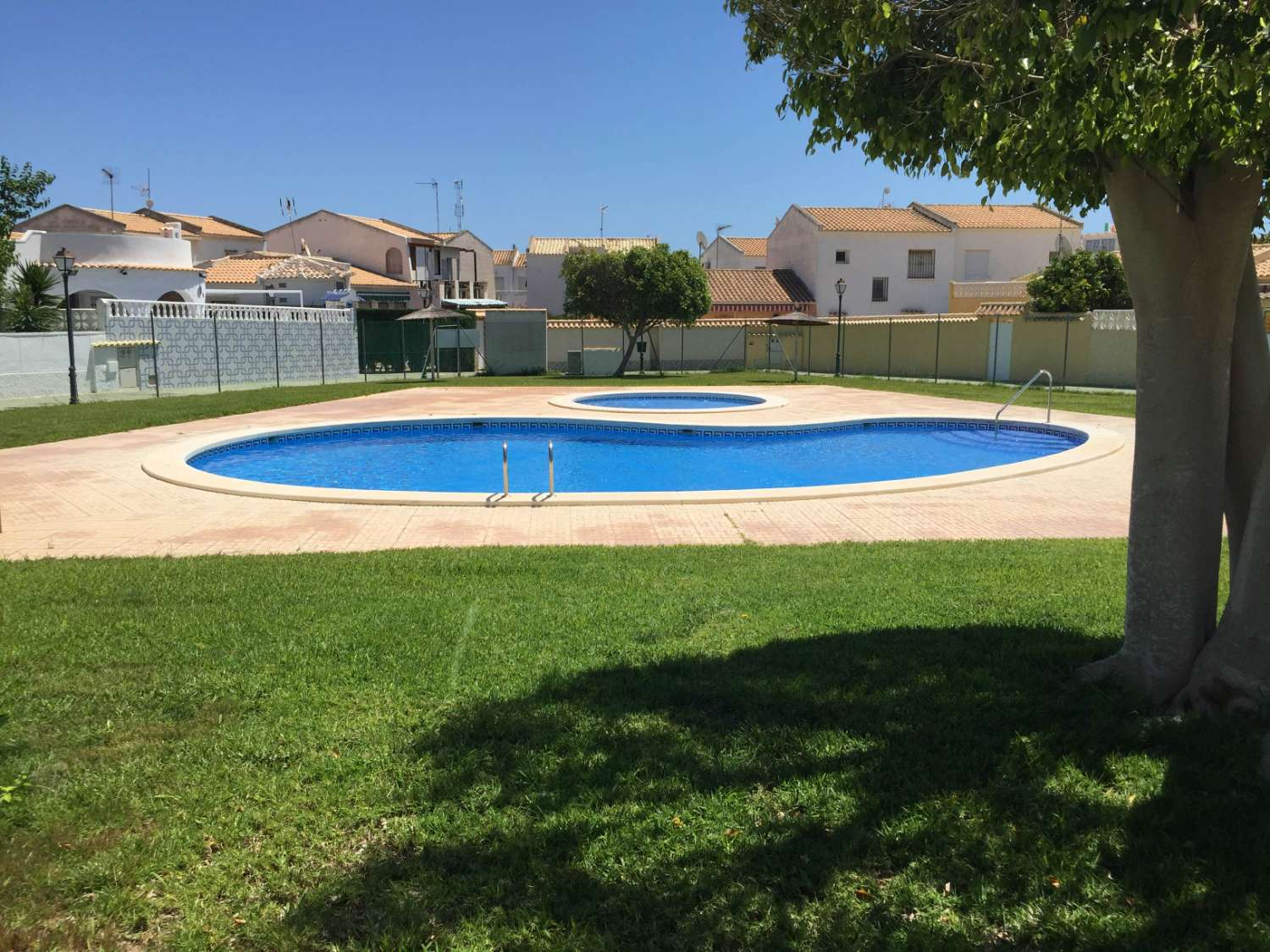 Bungalow de 2 chambres avec piscine commune à La Florida.