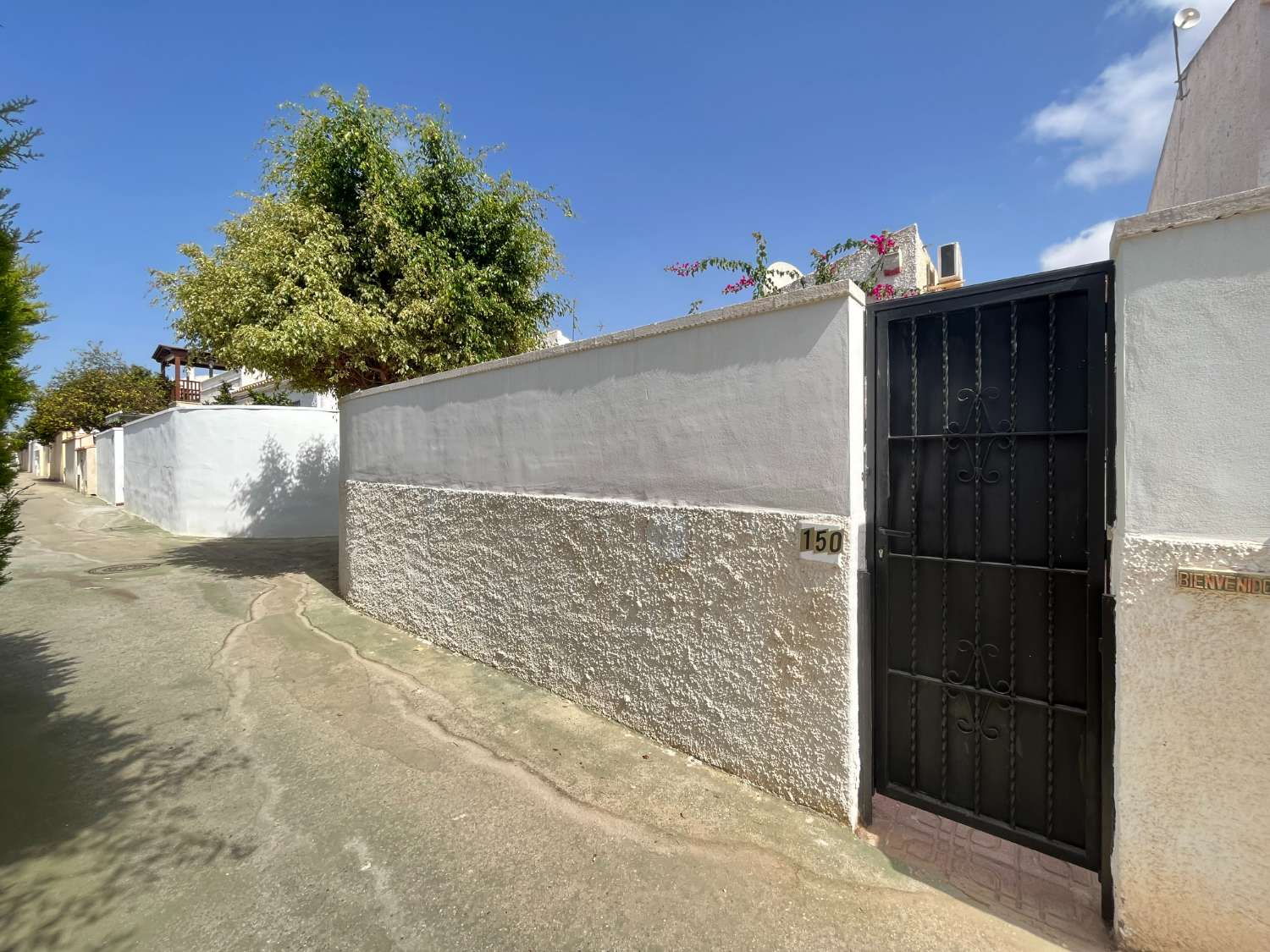 Bungalow met 2 slaapkamers en gemeenschappelijk zwembad in La Florida.