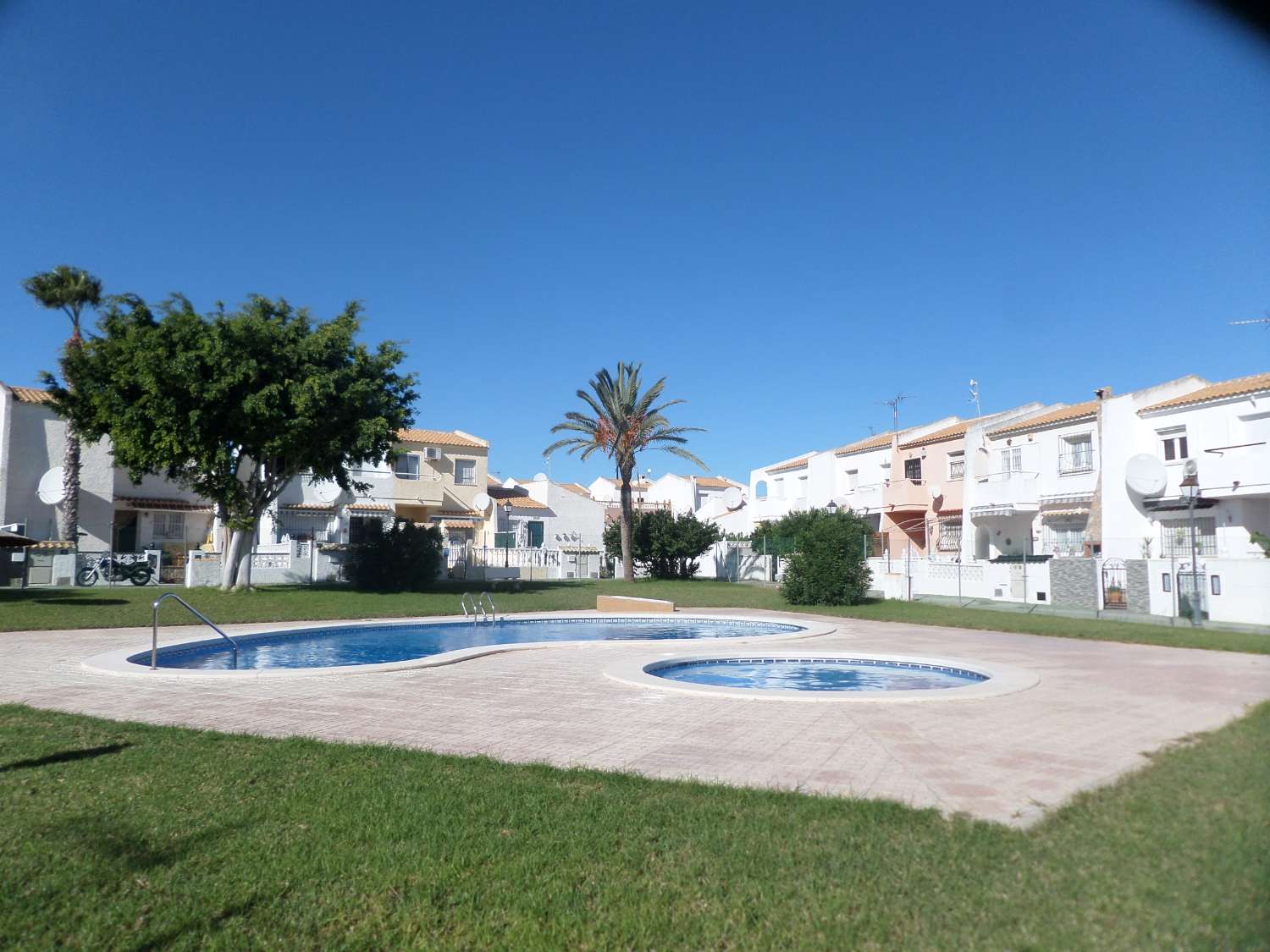 Bungalow de 2 dormitorios con piscina comunitaria en La Florida.