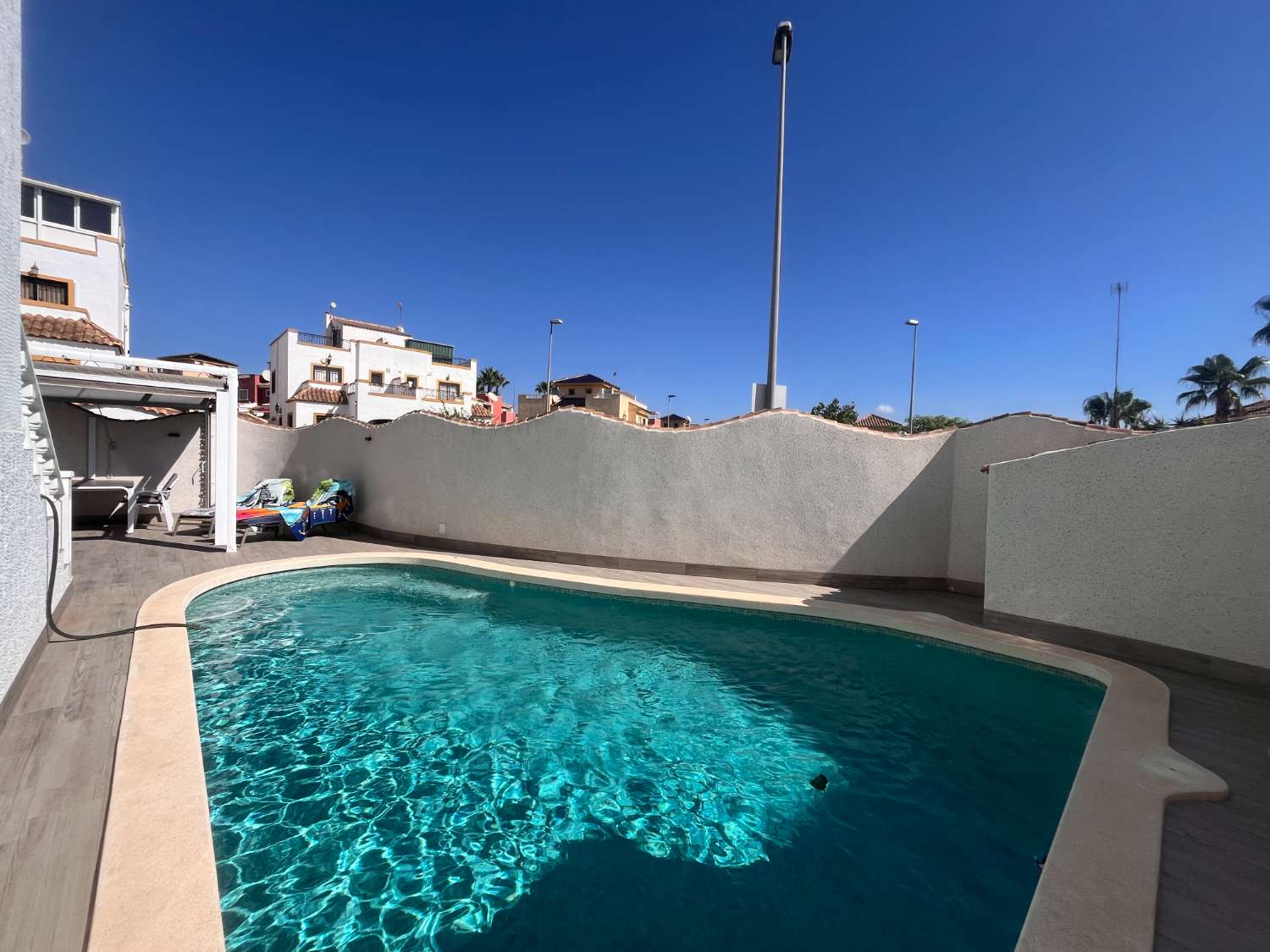 Beau duplex d’angle avec piscine privée.