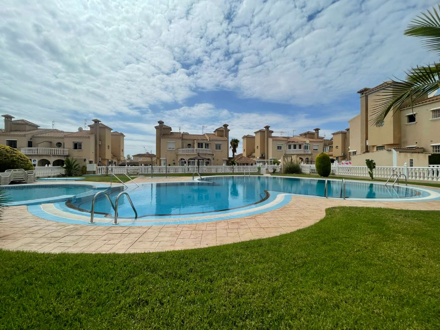 Hermosa casa adosada de 2 dormitorios y 2 baños en Playa Flamenca.