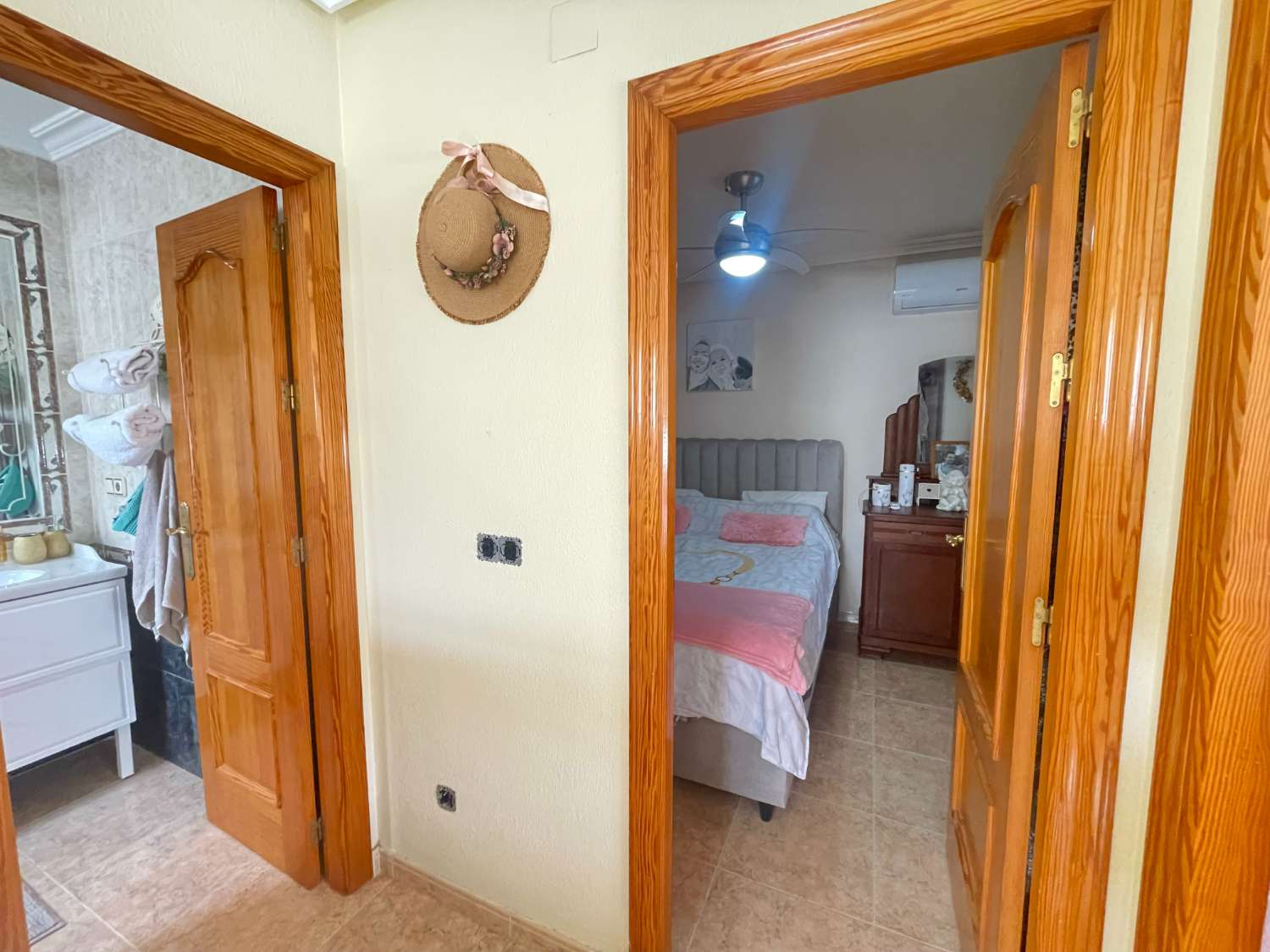 Mooi herenhuis met 2 slaapkamers en 2 badkamers in Playa Flamenca.