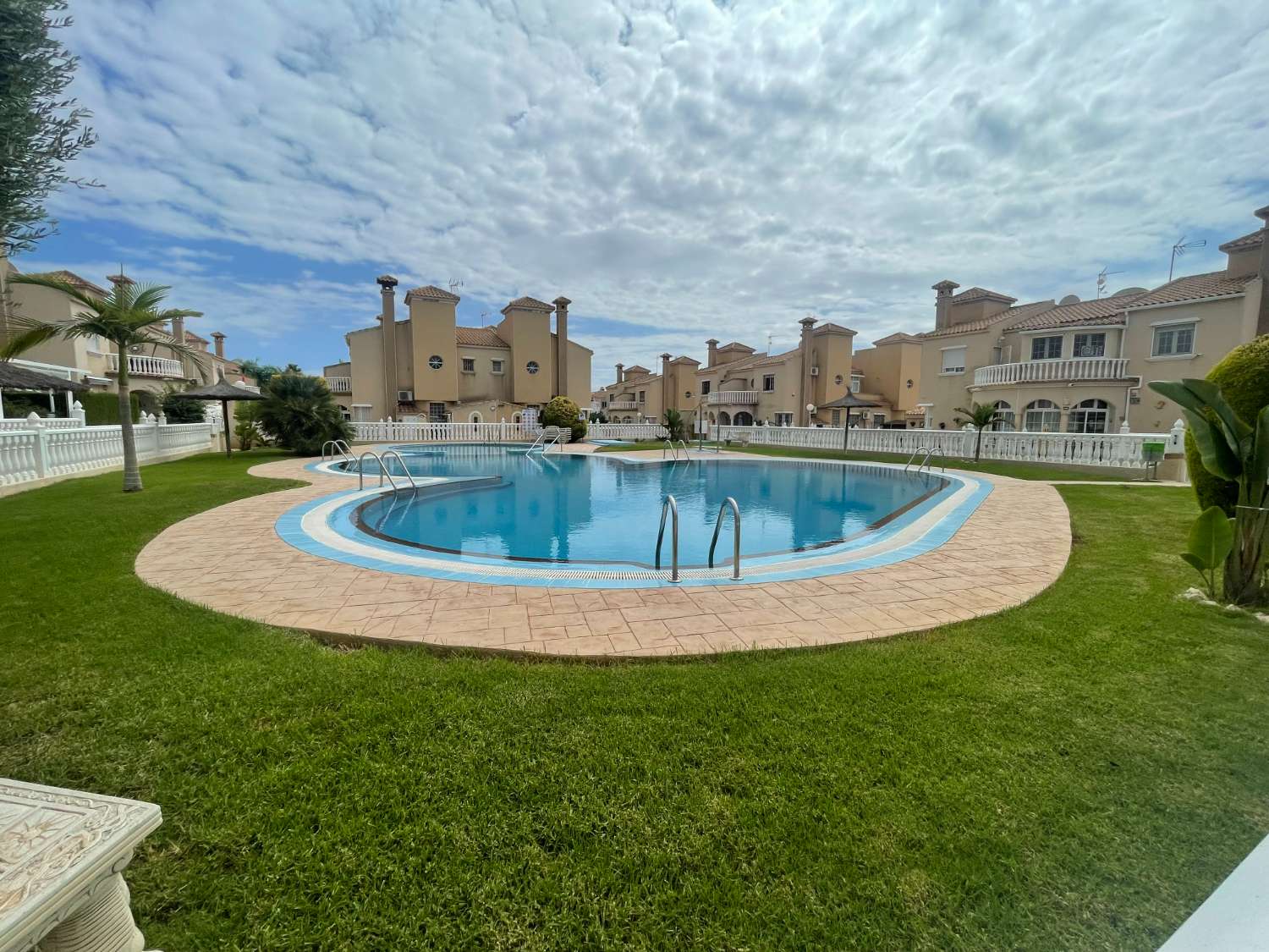 Hermosa casa adosada de 2 dormitorios y 2 baños en Playa Flamenca.