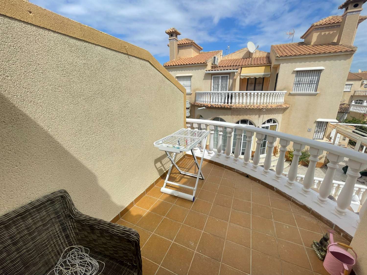 Hermosa casa adosada de 2 dormitorios y 2 baños en Playa Flamenca.